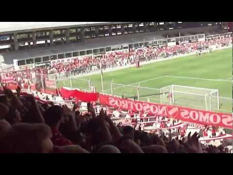 "En el barrio avellaneda hay una banda // Hinchada de Independiente VS Racing" Barra: La Barra del Rojo • Club: Independiente • País: Argentina