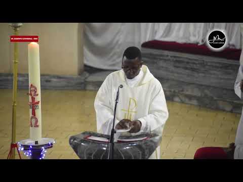 Tazama Mbiu ya Pasaka ilivyoimbwa vizuri na Shemasi Hamilton Kikoti mbele ya Askofu Mkuu Ruwa'ichi