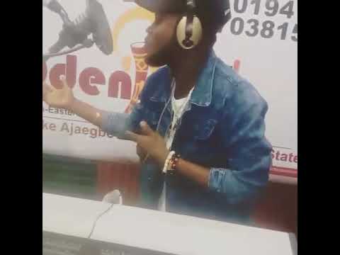 Oso Richie performing in studio