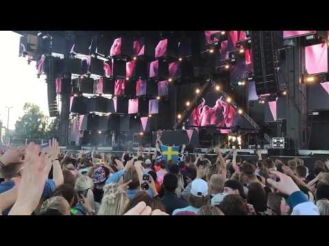 Ed Sheeran - Castle on the Hill (Ashley Wallbridge Remix) - Live Armin van Buuren @The Weekend 2017