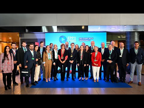 Alberto Núñez Feijóo atiende a los medios en el Congreso del Partido Popular Europeo en Rotterdam