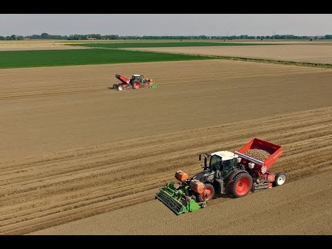 Black & beautiful | 2 Fendt 724 Vario Black Beauty planting potatoes | Gebr. de Zeeuw
