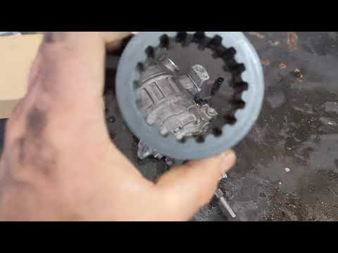 Volkswagen Transport 2.5 Diesel 2004. Air conditioning compressor coupling removal. AC compressor