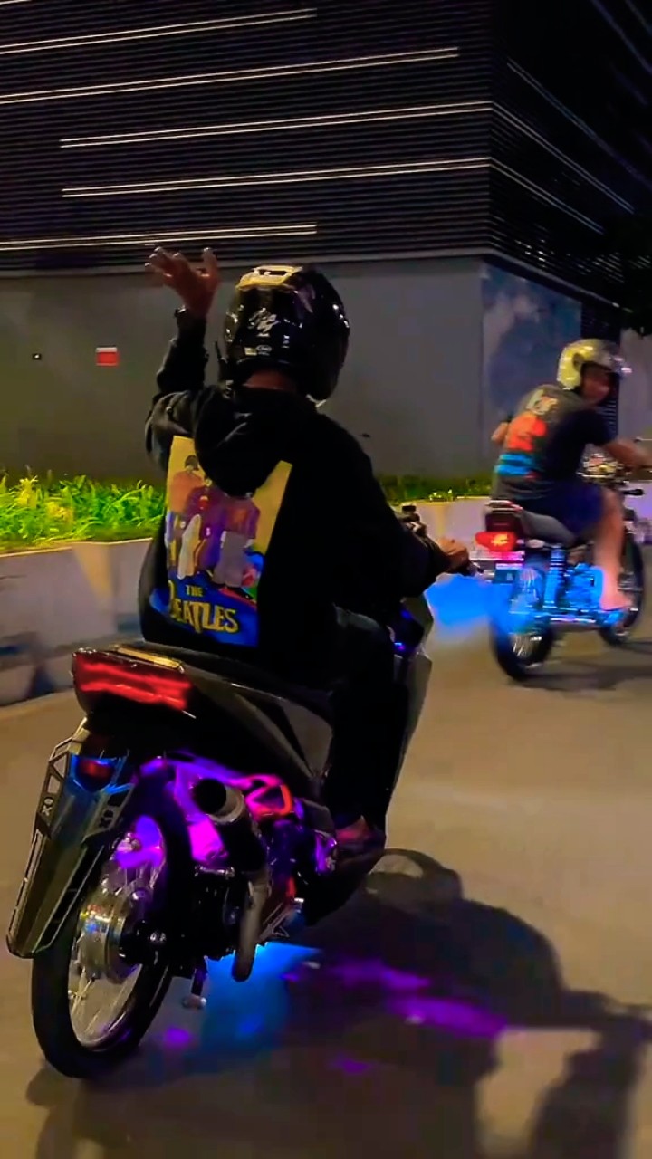Gak ada yang lebih seru dari modifikasi Honda Vario 125 ini! Siap-siap jatuh cinta sama penampilannya yang kece abis! 🚀...