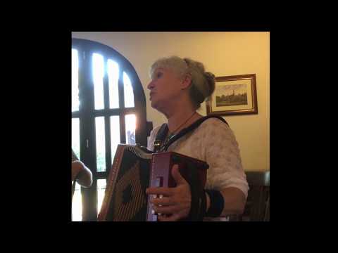 VELDHOVEN 2017. THEODORA ZINGT EN SPEELT IN 'T OUDE SLOT.