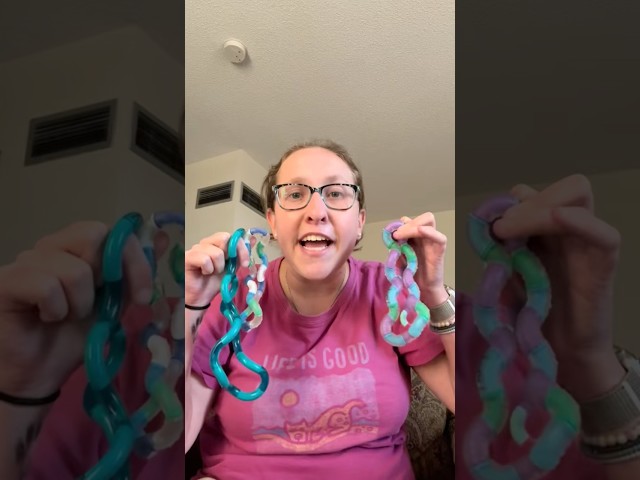 Vídeo relacionado con TANGLE Jr Translúcido (Azul) - Juguete Sensorial Twisty Fidget para Niños y Adultos - Antiestrés para la Escuela - Regalo para Adolescentes