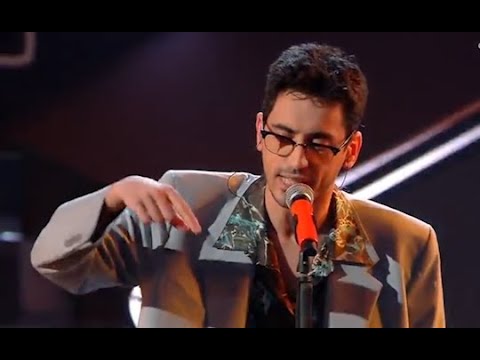 Sanremo 2021 Valerio Lundini "Io credo che a questo mondo esista solo una grande chiesa..."