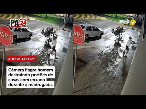 Vídeo: Câmera flagra homem destruindo portões de casas com enxada durante a madrugada.