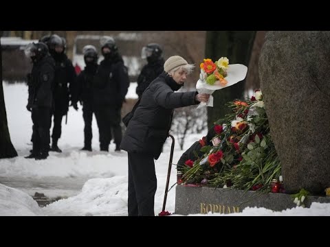 شاهد مجهولون يدمرون نصبًا تذكاريًا لأليكسي نافالني في سان بطرسبرغ