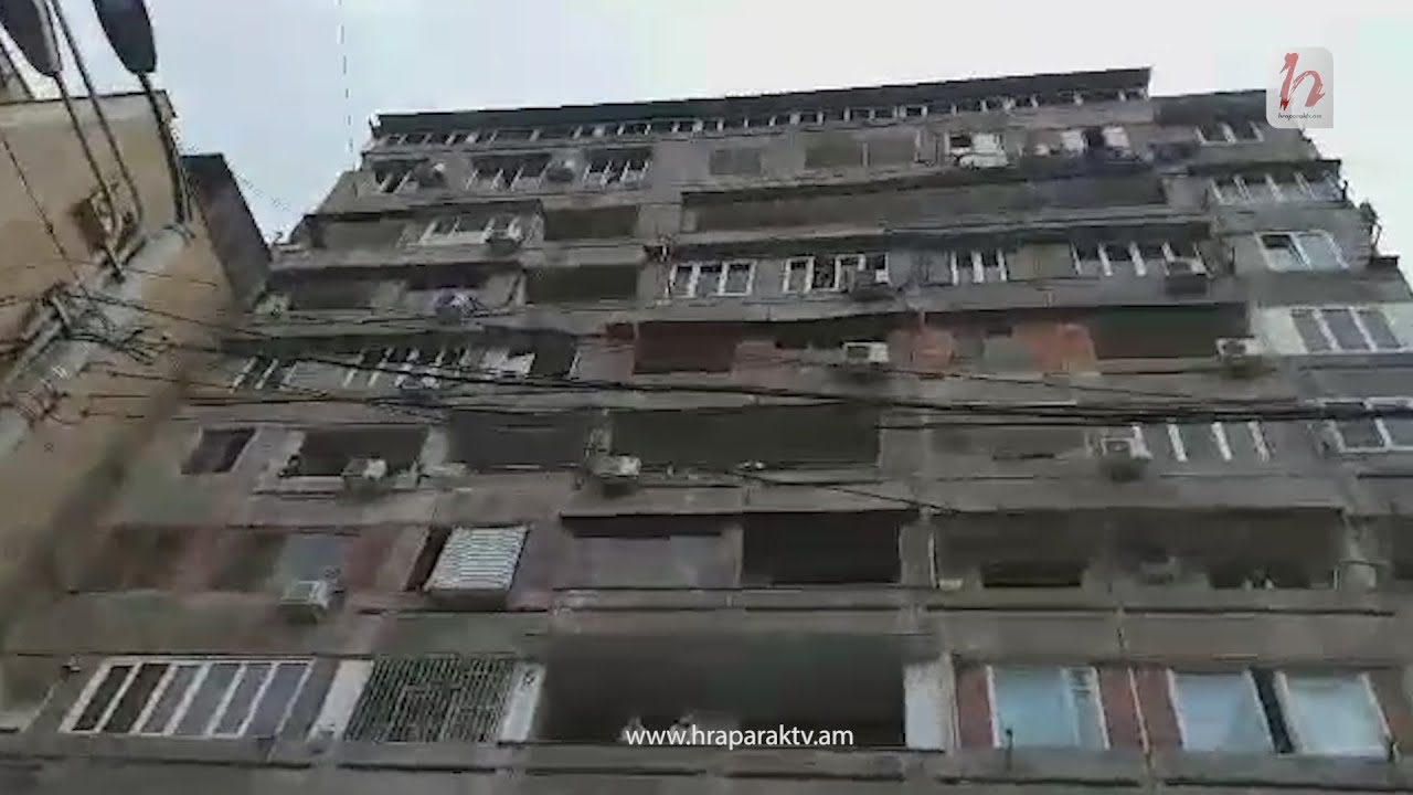 Քաղաքացիները պատշգամբից ողջունում են ընդդիմության ակցիան