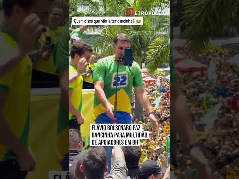 Flávio Bolsonaro faz dancinha para multidão de apoiadores em BH