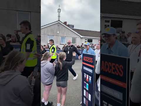 Brad Pitt asiste al peligroso rodaje de Isle of Man en el mar de Irlanda