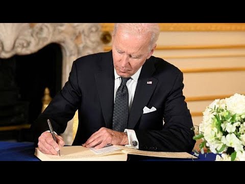 شاهد بايدن يشيد بالملكة إليزابيث "كانت مثالا في الكرامة والخدمة"