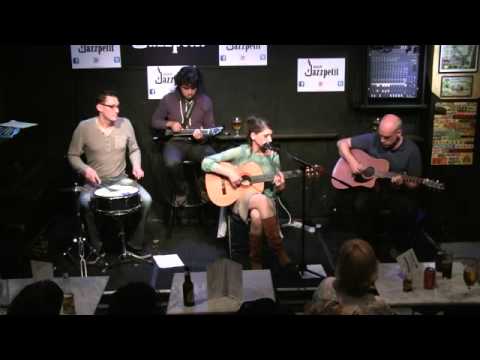 LALÜ Tamara Loos voz y guitarra