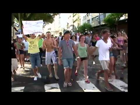 Manifestantes entram em confronto com a polícia antes de jogo da Copa das Confederações em Sal...