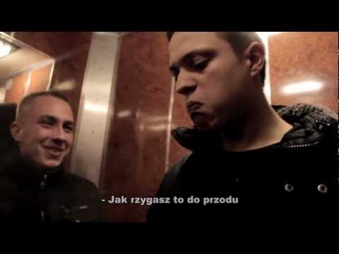 Pablo i Krzysiu z Mielna jedzą cynamon