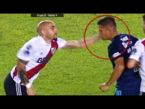 Cachetazo de Pinola a Jugador de Emelec