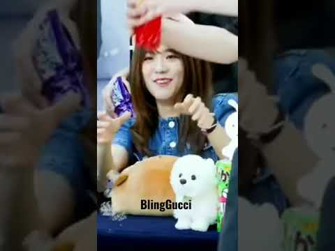 Bubbles don’t feel like stopping they want to play with Jisoo😂