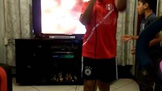 Cantando canciones de Freddie Mercury