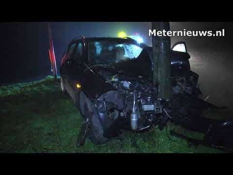 Auto frontaal op boom in Enumatil. Twee gewonden