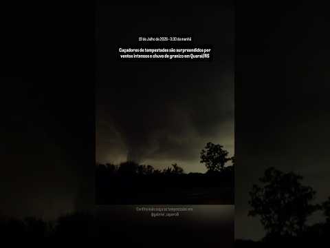 Caçadores de tempestades são surpreendidos por tempestade intensa! #shorts