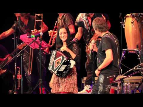 Los autenticos decadentes ft  Julieta Venegas   No me importa el dinero video oficial 1080 HD mp4