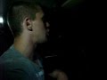 Пацан офигенно зачитал в тачке накуренный 