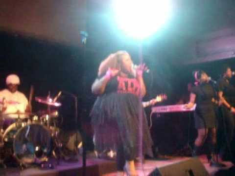 Theresa Payne performs "Reach Out" at Cafe Soul