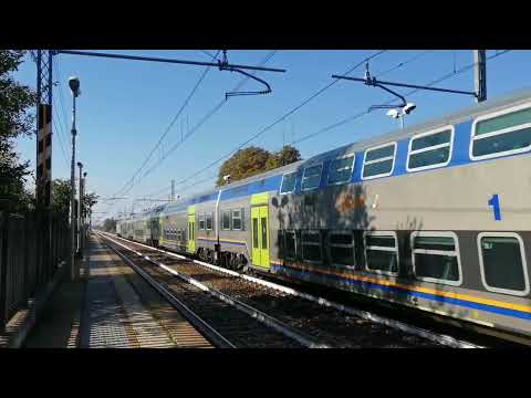 Vivalto di Trenord diretto a Bergamo, transita da Levate (BG).