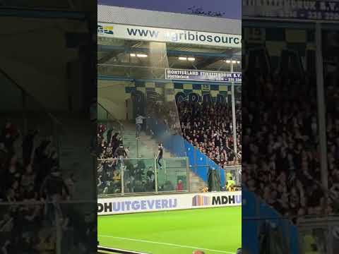 CAMBUUR SUPPORTER KRIJGT BIERDOUCHE