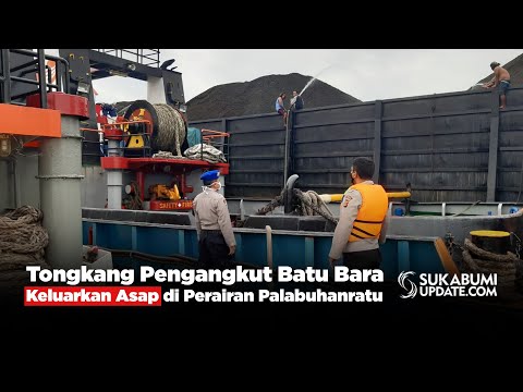 Video : Tongkang Pengangkut Batu Bara Keluarkan Asap di Perairan Palabuhanratu
