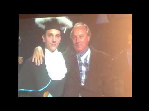 Pai entrega diploma ao filho - vídeo emocionante