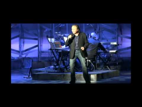 * El veí Joan Manuel Serrat  canta a Miguel Hernández a Cornellà