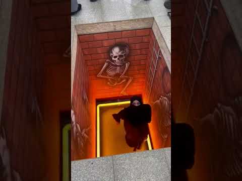 إبداع فنان يحول رسمة في شارع دبي إلى رعب! #اكسبلور #ضحك #funny #دبي #shorts