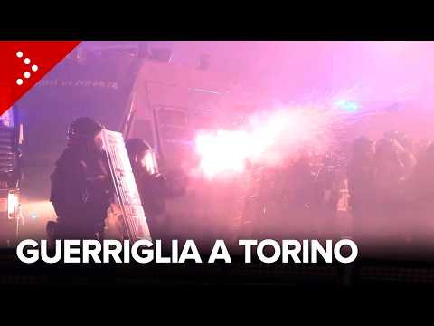 Torino, scontri molto violenti al corteo per Askatasuna: la polizia risponde con gli idranti