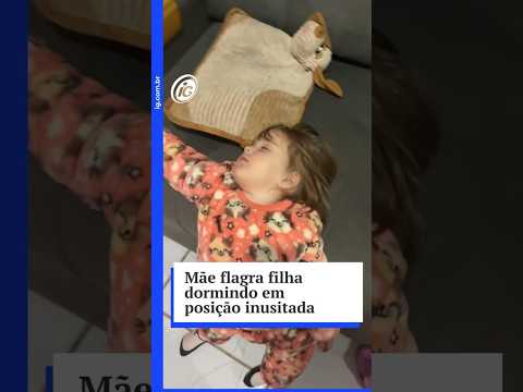 Mãe flagra filha pequena dormindo em posição inusitada e diverte a web