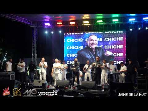 Chiche Maestre cantando un mosaico de sus éxitos en Venezia a la calle