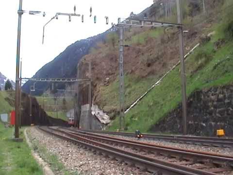 IL TRANSITO ISOLATO DELLA SBB Re 4/4 E BLS CARGO A WASSEN.(CH) 25 - 4 - 2015.