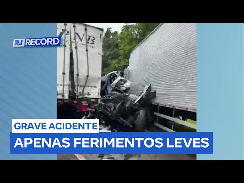 Homem sobrevive a grave acidente entre carro e duas carretas em Casimiro de Abreu (RJ)