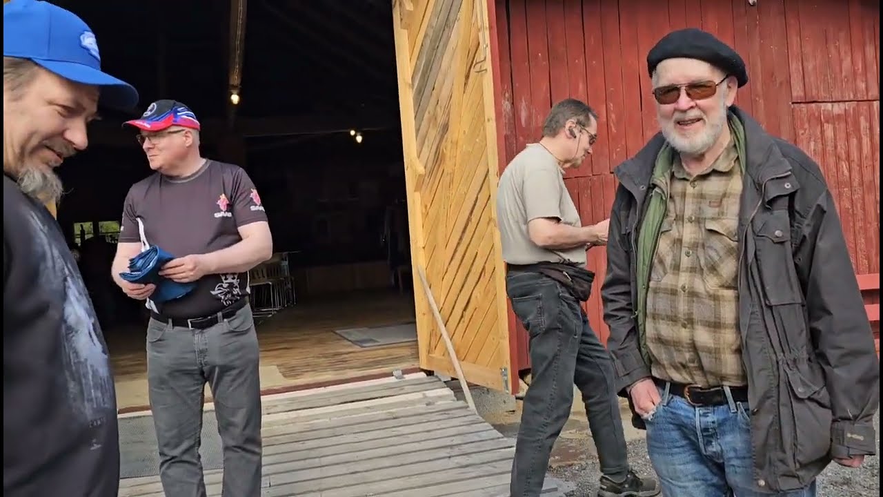 Saabistit kylässä. Saab drivers are coming to us.
