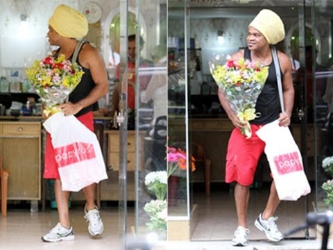 Vídeo! Carlinhos Brown compra buquê de flores no Rio