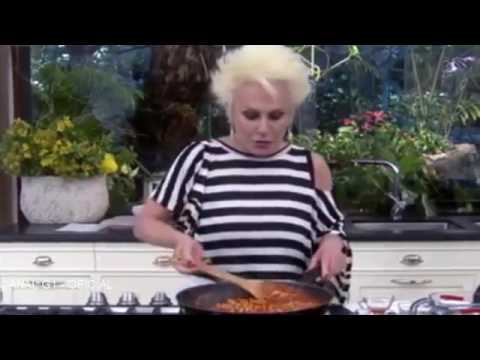 Ana Maria erra ligação e toma bronca de telespectadora ao vivo.