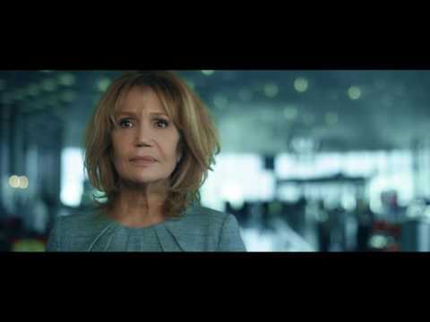Claire (Clémentine Célarié) engage Paul (Pierre Cassignard), un célèbre créateur de parfum.