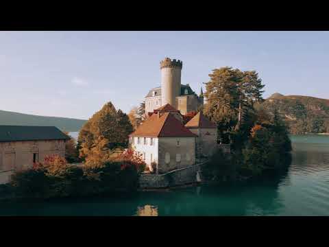 Week-end découverte Annecy, la Venise des Alpes: château de Duingt vu 4K en drone.