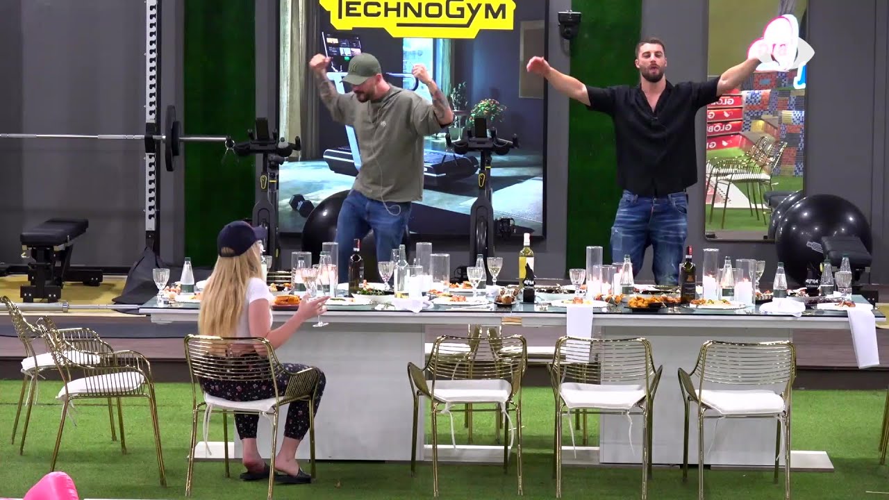 Atmosferë fantastike në shtëpi/ Banorët shijojnë muzikën