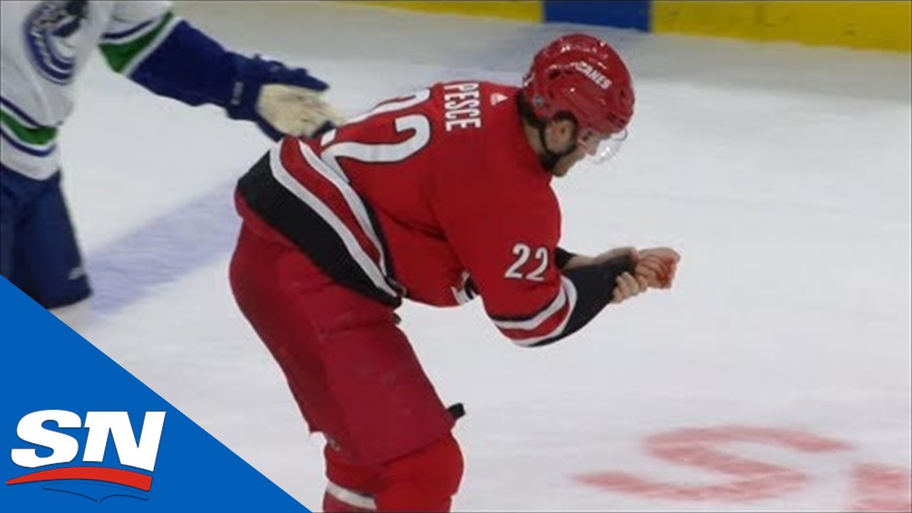 VIDÉO: ARRRKKK...Brett Pesce coupé par un SLAP SHOT...