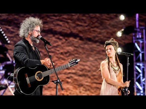 Simone Cristicchi e Amara in "La cura" di Franco Battiato sul palco di Musicultura 2023
