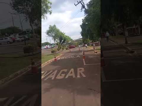 VÍDEO: POSTE CAI E INTERDITA AVENIDA DAS ARAUCÁRIAS EM MATO RICO; FIOS FICAM CAÍDOS NA VIA
