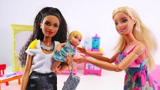 Barbie sucht eine Tagesmutter. Spielzeugvideo für Kinder. Spielspaß mit Puppen