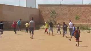 preview picture of video 'Partie de Foot improvisée - Ecole Primaire Ibn Tofaïl de Salé au Maroc'